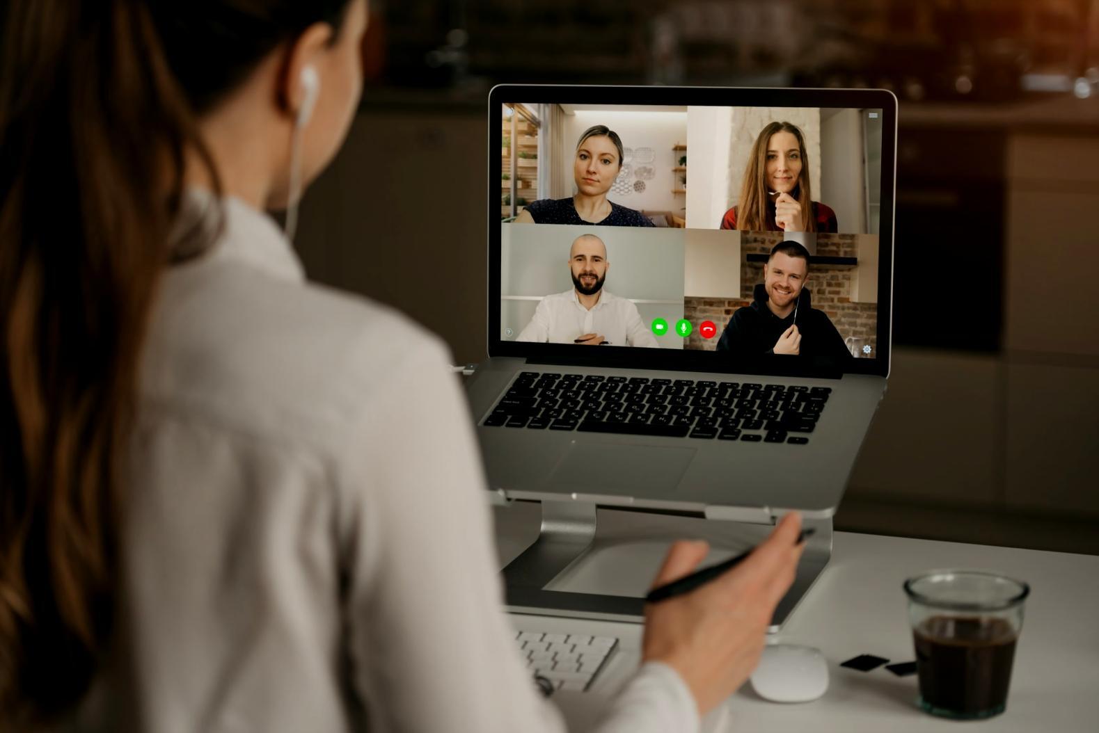 Studierende analysieren Finanzdaten an einem modernen Arbeitsplatz mit mehreren Bildschirmen